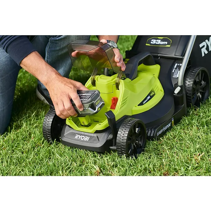 Ryobi ONE+ Akku-Rasenmäher-Set Kombo-Kit RLM1833BLT1825M mit Akku-Rasentrimmer - 1 Akku, 4 Ah - Einsetzen des Akkus in einen Ryobi Rasenmäher.