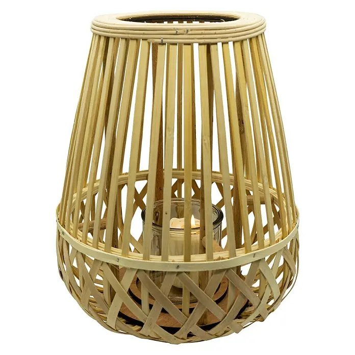 Windlicht Bamboo - Ø x H: 28,5 x 34 cm, Natur - Ein Windlicht aus Bambusgeflecht in natürlicher Farbe mit einer Kerze im Glasbehälter. Das dekorative Lichtobjekt sorgt für eine gemütliche Atmosphäre.