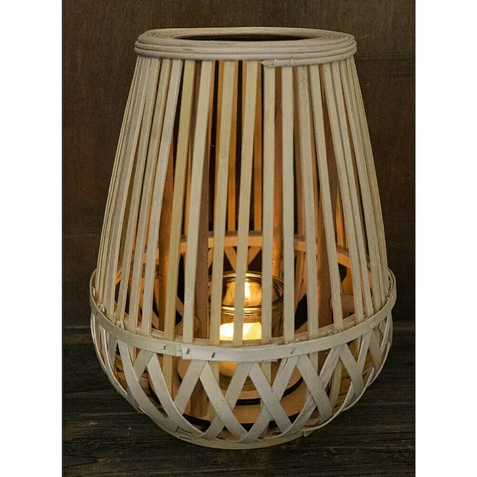Windlicht Bamboo - Ø x H: 28,5 x 34 cm, Natur - Rustikale Bambuslaterne mit Kerze. Das warme Licht der Kerze erzeugt eine gemütliche Atmosphäre durch das dekorative Bambusdesign.