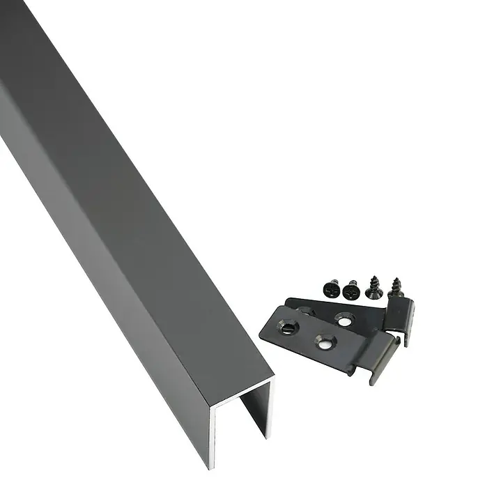 T & J Abdeckleiste Tjörn - Aluminium - Das Bild zeigt eine graue U-förmige Metallschiene, eine Scharnierplatte und vier Schrauben auf einem weißen Hintergrund.