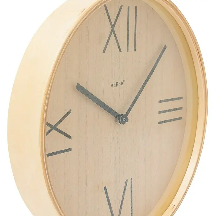 Versa Reloj de pared madera - Diámetro: 30 cm, Marrón - Primer plano de un reloj de pared de madera clara con números romanos y la palabra "VERSA" que muestra la hora justo antes de las 11:20.