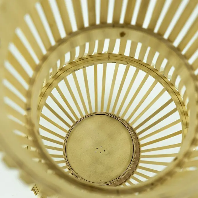 Laterne Bambus - Ø x H: 31 x 62,5 cm, Natur - Nahaufnahme eines dekorativen, goldenen Korbes mit einem runden Boden und einem Gittermuster.