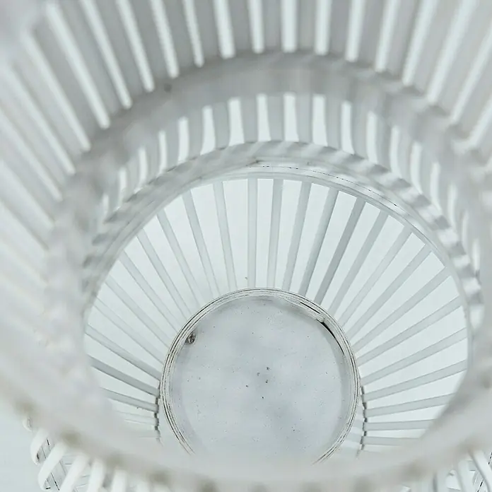 Laterne Bambus - Ø x H: 31 x 62,5 cm, Weiß - Nahaufnahme einer weißen dekorativen Laterne mit einer Kerze im Inneren, die ein sanftes, beruhigendes Licht verbreitet.