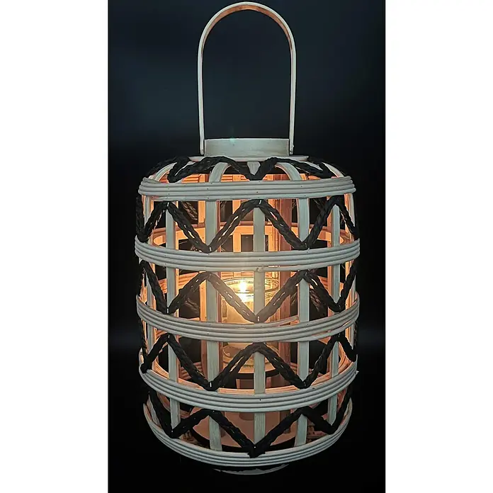 Windlicht Maui - Ø x H: 29,5 x 46 cm, Natur/Schwarz - Dekorative Laterne mit Kerze. Die Laterne ist aus hellem Holz gefertigt und mit schwarzen Seilen verziert, die ein Zickzackmuster bilden.