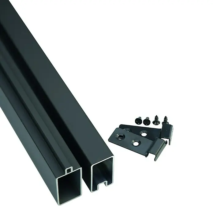 T & J Abschlussleiste Skär - L x B x H: 40 x 1.790 x 20 mm, Aluminium, Anthrazit - Nahaufnahme von schwarzen Zaunpfosten, Beschlägen und Schrauben, ideal für den Bau langlebiger und stilvoller Außenbereiche.