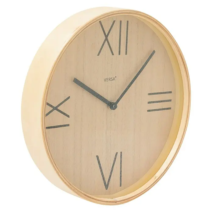 Versa Reloj de pared madera - Diámetro: 30 cm, Marrón - Primer plano de un reloj de pared redondo con números romanos y un marco de madera clara. Ideal para agregar estilo a cualquier habitación.