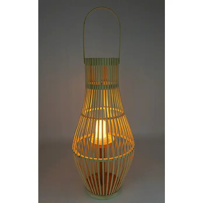 Laterne Bambus - Ø x H: 31 x 62,5 cm, Natur - Dieses Bild zeigt eine attraktive Tischleuchte aus Bambus mit einem Henkel. Die Lampe spendet warmes Licht und dient als dekoratives Element.