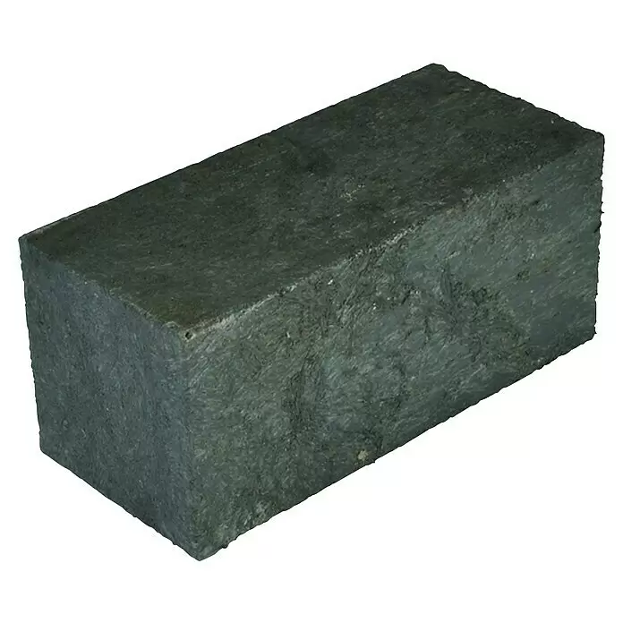 T & J Zaunbefestigung Einschlaghilfe - 7 x 7 cm - Dunkelgrauer, rechteckiger Pflasterstein mit strukturierter Oberfläche, ideal für Wege und Landschaftsbau.