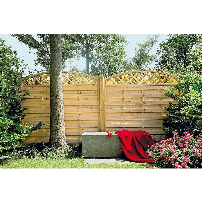 T & J Sichtschutzelement Maxi Bogen - 180 x 180 cm, Holz, Braun - Gartenzaun aus Holz mit Lattenmuster und rotem Tuch auf Steinbank vor blühenden Blumen.