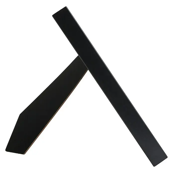 Marco de fotos Dalia - DIN A4, 21 x 29,7 cm, Negro, Vidrio - Primer plano de la pata de soporte de un marco de fotos negro, que ofrece una estética robusta y minimalista para una presentación elegante.