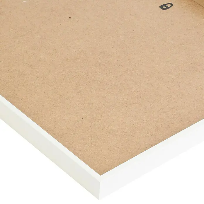 Marco de fotos Dalia - 15 x 20 cm, Blanco - Vista detallada de un marco de fotos blanco con un fondo marrón, destacando la elegancia simple y la artesanía de alta calidad del marco.