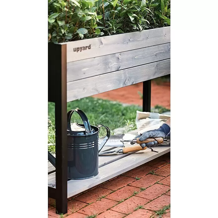 Upyard Huerto Modernbox alto - 118 x 36 x 72 cm, Madera, Gris/Negro - Huerto elevado de madera gris con estructura de metal negro, usado al aire libre para jardinería, con herramientas en el estante inferior.