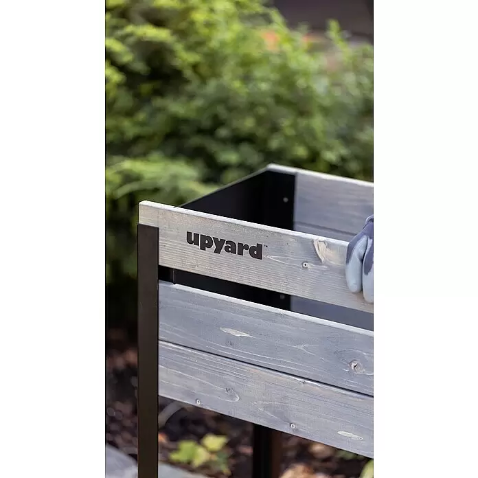 Upyard Hochbeet Modernbox hoch - 118 x 36 x 72 cm, Holz, Grau - Grau gebeiztes Hochbeet aus Holz mit schwarzen Metallelementen, 'upyard™' Logo und einer behandschuhten Hand.