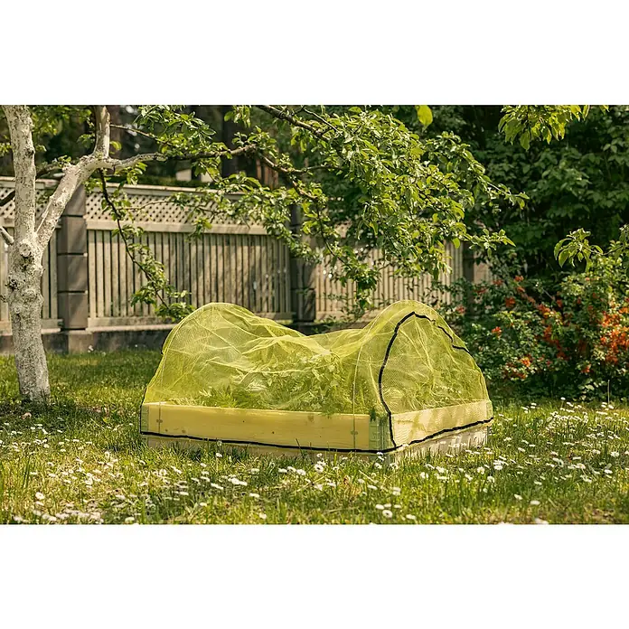 Upyard Vogelschutznetz - L x B: 120 x 80 cm, Passend für: Hochbeetumrandungen - Ein angehobenes Gartenbeet mit einem gelben Netzschutz, umgeben von Rasen und Blumen, unter einem Baum.