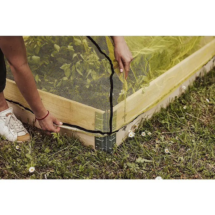 Upyard Vogelschutznetz - L x B: 120 x 80 cm, Passend für: Hochbeetumrandungen - Gelbes Netz über einem erhöhten Gartenbeet, das Pflanzen vor Schädlingen schützt und ein gesundes Wachstum fördert.