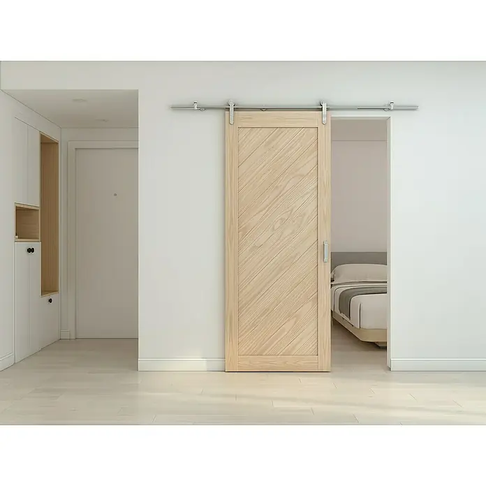 Puerta corredera de madera Darby - An x Al: 75 x 210 cm - Esta foto muestra una puerta corredera de madera clara con un diseño diagonal, ligeramente abierta para revelar una parte de la habitación.