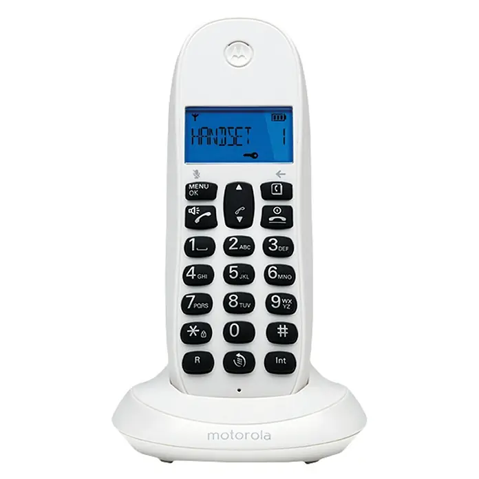 Motorola Teléfono inalámbrico C1001L - Mudo, Blanco - Primer plano de un teléfono inalámbrico blanco Motorola en su base de carga, que muestra su teclado fácil de usar y su pantalla azul.