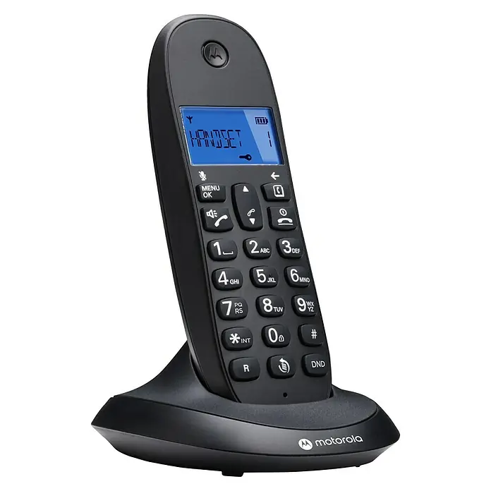 Motorola Teléfono inalámbrico C1001L - Rellamada, Negro - Teléfono inalámbrico negro Motorola con teclado y pantalla en una estación de carga.