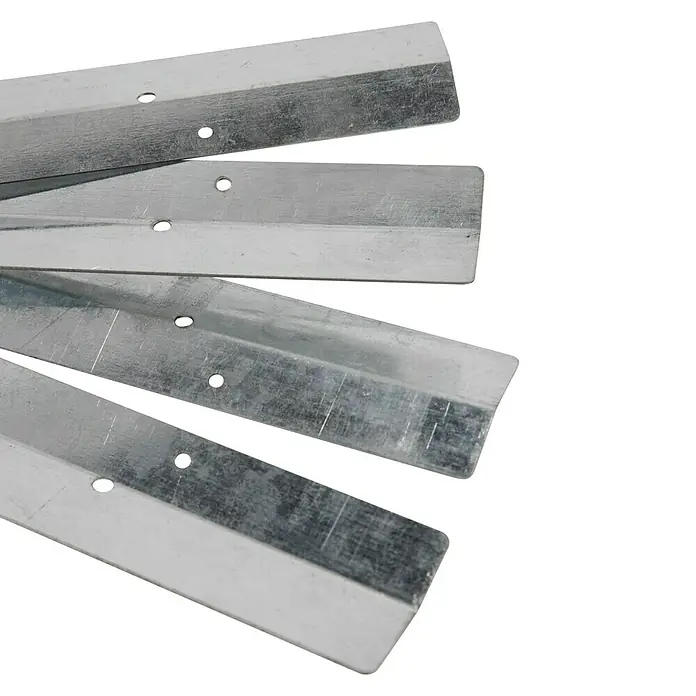 Upyard Schneckenblech - 79,5 x 4,3 cm, Silber - Nahaufnahme von Metallpfosten mit Löchern, die sich durch die glatte Oberfläche ziehen, ideal für robuste Bauprojekte.