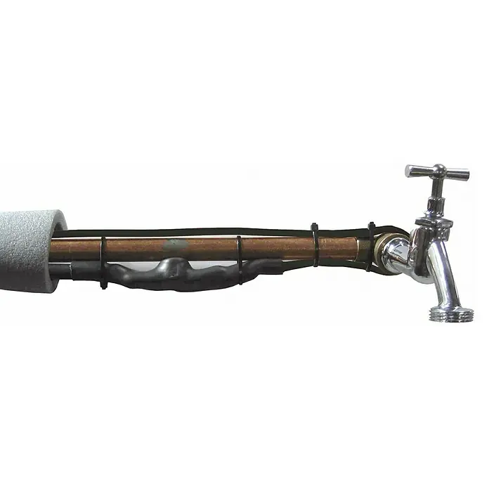 Rohrbegleitheizung - Kabellänge: 8 m, 230 V - Isolierte Wasserleitung mit Außenhahn, die vor Frost schützt und die Wasserversorgung im Winter sicherstellt.