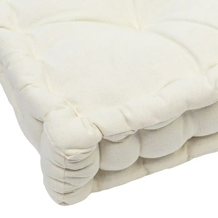 Cojín para asiento - 80 x 60 x 10 cm, Crudo, 100% algodón - Primer plano de un cojín de asiento cuadrado y con mechones en tela color crema, que ofrece comodidad y estilo para cualquier habitación.