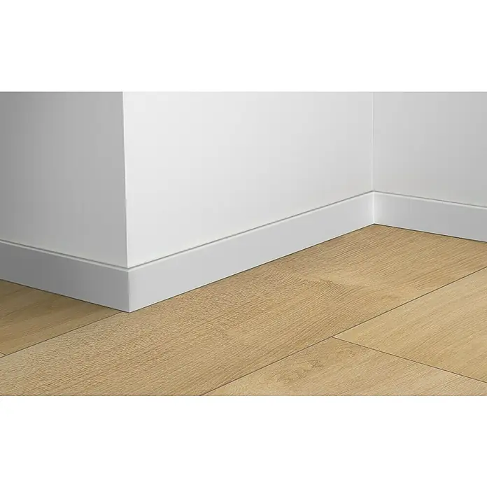 LOGOCLIC Sockelleiste Element Pro K58 C - 240 cm x 18 mm x 58 mm, Weiß - Ein Eckbereich mit einem weißen Sockel, der eine saubere und moderne Ästhetik in Kombination mit einem hellen Holzboden zeigt.