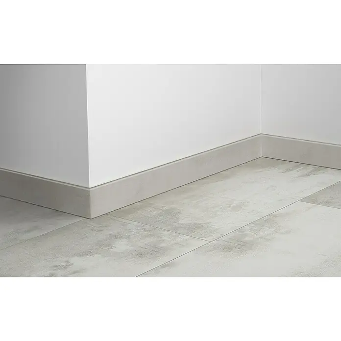 LOGOCLIC Sockelleiste Element Pro K58 C - 240 cm x 18 mm x 58 mm, Sharky Tile - Naheaufnahme von Sockelleisten und Bodenfliesen in einem hellen Raum, die ein modernes und sauberes Designelement hervorheben.