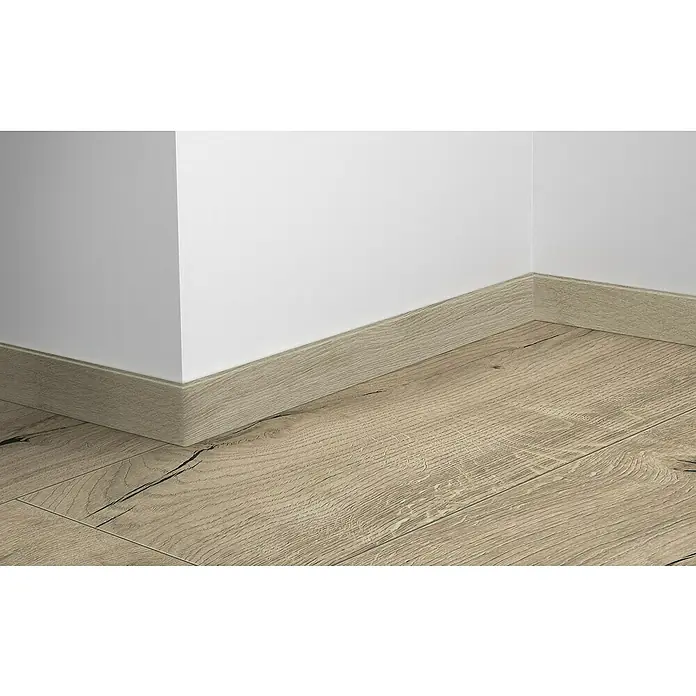 LOGOCLIC Sockelleiste Element Pro K58 C - 240 cm x 18 mm x 58 mm, Breakwater - Nahaufnahme einer hellen Holzfußleiste und eines passenden Bodens, die eine saubere und moderne Ästhetik in einem Raum zeigen.