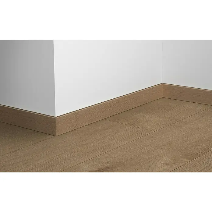 LOGOCLIC Sockelleiste Element Pro K58 C - 240 cm x 18 mm x 58 mm, Seaflower - Ein interner Blick auf ein Zimmer mit Holzlaminatboden und passenden Fußleisten, die an einer weißen Wand entlanglaufen.