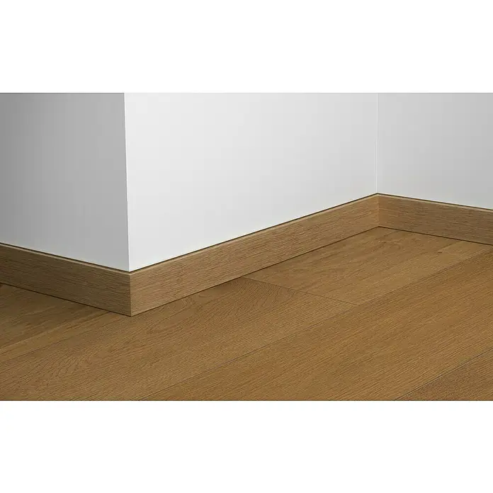 LOGOCLIC Sockelleiste Element Pro K58 C - 240 cm x 18 mm x 58 mm, Lucky Star - Detailaufnahme eines Raumes mit Laminatboden und passenden Sockelleisten an der Wand, die ein sauberes und stilvolles Finish bieten.