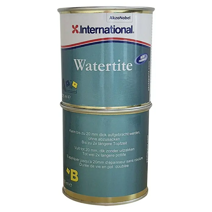 International Spachtel Watertite - Grau, 250 ml - Zwei Dosen International Watertite Spachtelmasse, ein hochwertiges Produkt für Boote und Yachten, übereinander gestapelt.