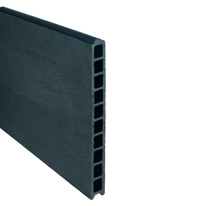 T & J Sichtschutzelement Tjörn - 1.795 x 245 mm, Anthrazit - Ein Detailaufnahme einer schwarzen Rasenkante mit rechteckigen Aussparungen, ideal für die Gartengestaltung und als Beetbegrenzung.