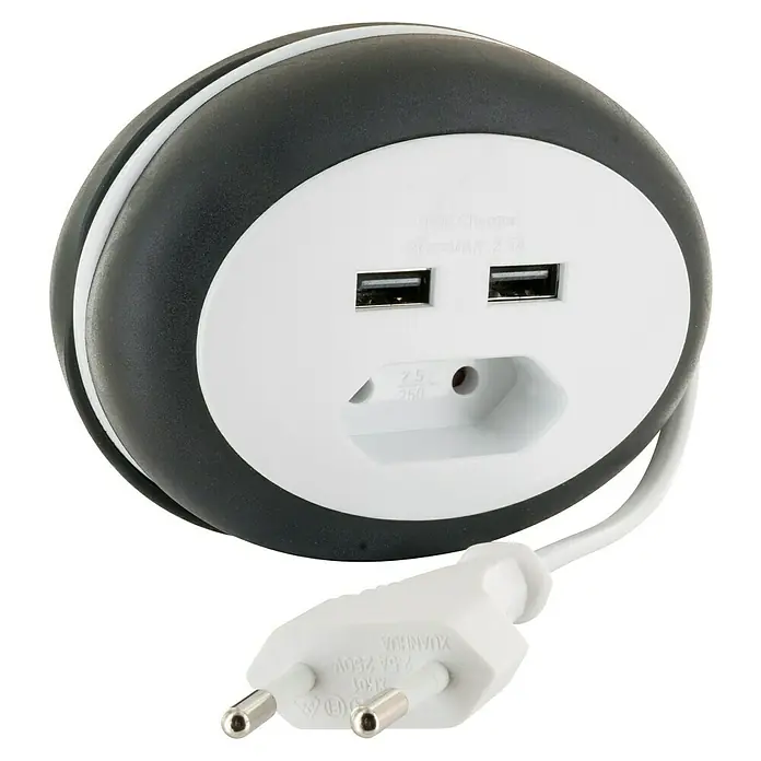 Schwaiger Euro-Verlängerung - USB-A-Buchse (2 Stk.), Weiß, 3 m - Nahaufnahme eines runden, tragbaren USB-Ladegeräts mit Netzstecker und zwei USB-Anschlüssen auf schwarzem Hintergrund.