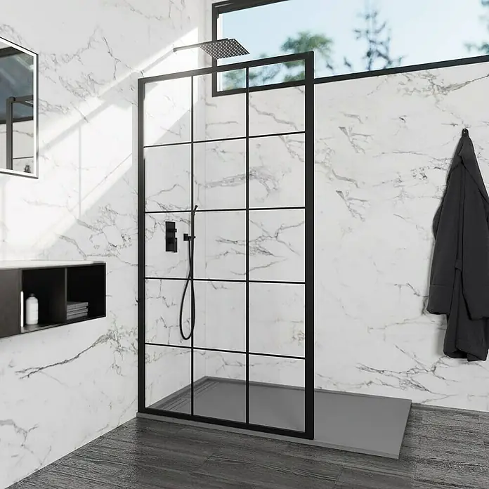GME Mampara de ducha fija Screen Black Chess - An x Al: 100 x 195 cm, Negro - Elegante baño con mampara de ducha moderna con marco negro y paredes de mármol. La mampara de ducha es el foco de la imagen.