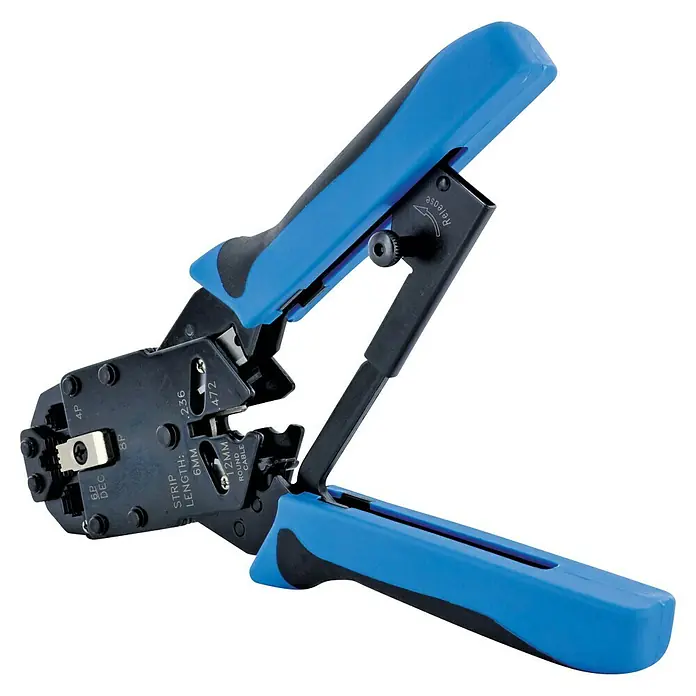 Schwaiger Crimpzange - Schwarz/Blau, Passend für: RJ11, RJ12, RJ45, 4P4C & 4P2C, Material: Metall - Nahaufnahme einer blauen Crimpzange. Präzisionswerkzeug zum einfachen und sicheren Verbinden von Kabeln. Ideal für Netzwerk- und Telekommunikationsanwendungen.