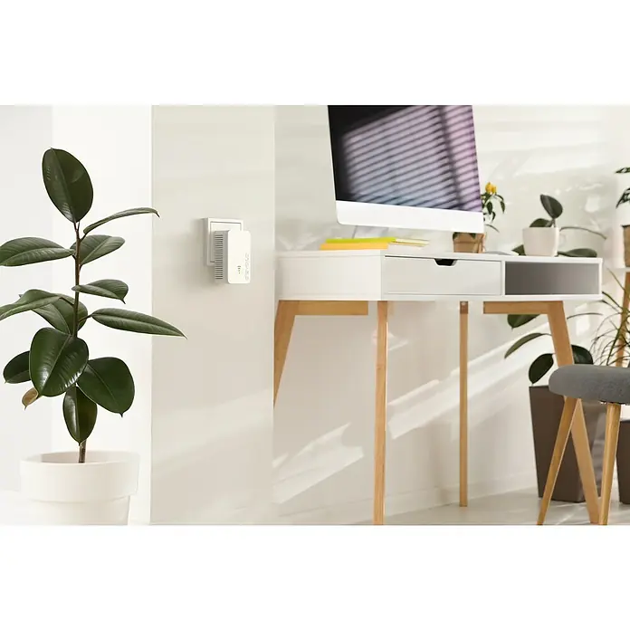 Devolo WLAN-Verstärker WiFi 5 Repeater 1200 - RJ45-Buchse - Nahaufnahme eines weißen Devolo WiFi Repeaters, der an einer Wandsteckdose angebracht ist, für eine verbesserte WLAN-Abdeckung im Haus.