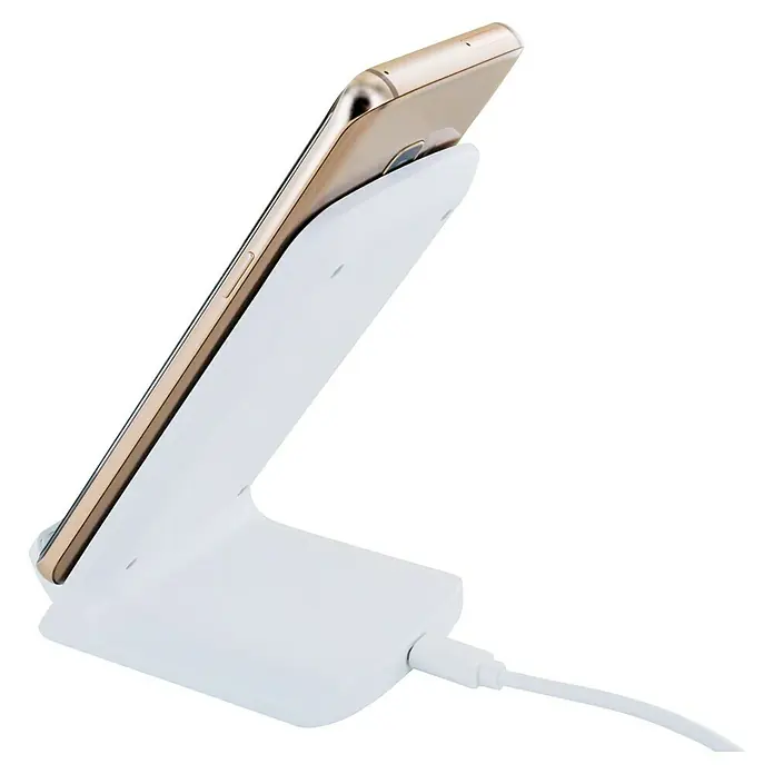 Schwaiger Ladestation Qi - Weiß, 10 W - Smartphone auf einer weißen kabellosen Ladestation. Zum Aufladen des Geräts ist ein USB-Kabel an die Ladestation angeschlossen.