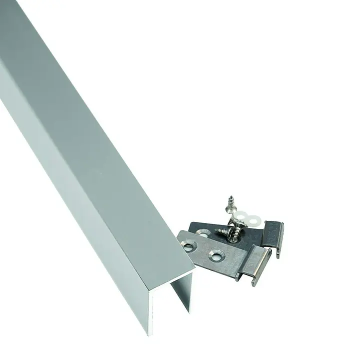 T & J Abdeckleiste Tjörn - 1.761 x 24,8 x 40 mm, Aluminium, Silber - Nahaufnahme eines U-Profils aus Aluminium mit Beschlägen und Schrauben, ideal für verschiedene Montage- und Konstruktionsanwendungen.