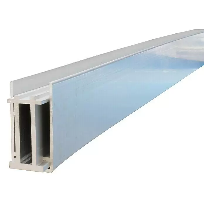T & J Steckzaun Rahmen Eco für Senkrechtmontage - 50 mm x 165,5 cm, Silber - Silbernes Aluminiumprofil mit I-Träger-Querschnitt und einer flachen, reflektierenden Seitenwand, die eine Himmelsspiegelung zeigt.