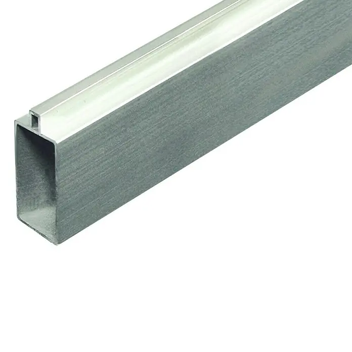 T & J Abschlussleiste Gotland - L x B x H: 40 x 1.795 x 20 mm, Aluminium, Silber - Nahaufnahme eines grauen rechteckigen Aluminiumprofils mit einer Nut auf einer Seite, ideal für Konstruktions- und Designanwendungen.