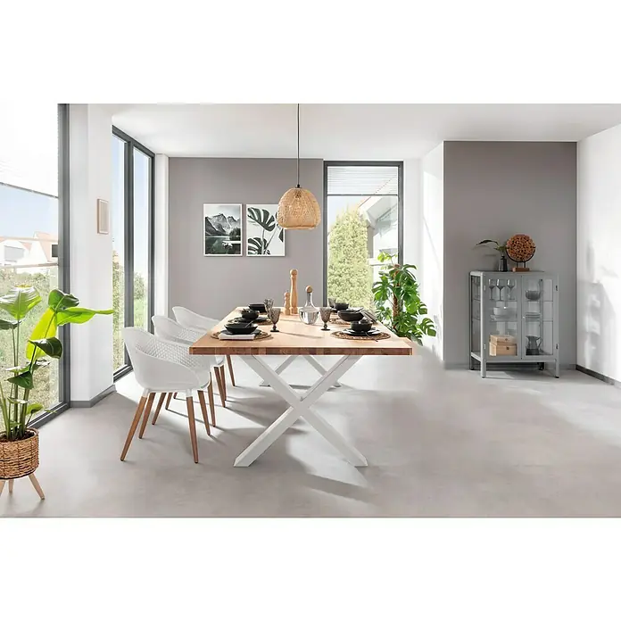 Pur Iternal Select Tischbein - 900 x 180 x 712 mm, Weiß, X-Form - Ein einladender Essbereich mit einem Holztisch mit weißem X-förmigem Gestell und weißen Stühlen, beleuchtet durch eine Rattan-Hängeleuchte.