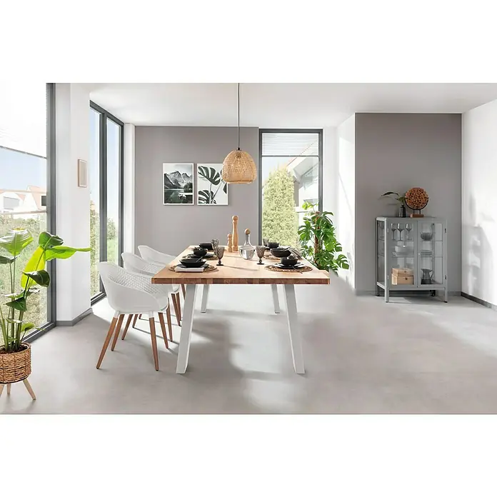 Pur Iternal Select Tischbein - 1.000 x 150 x 712 mm, Weiß, U-Form - Ein Esszimmer mit einem Holztisch mit weißen Beinen, umgeben von weißen Stühlen und einer Hängelampe mit Rattanschirm.