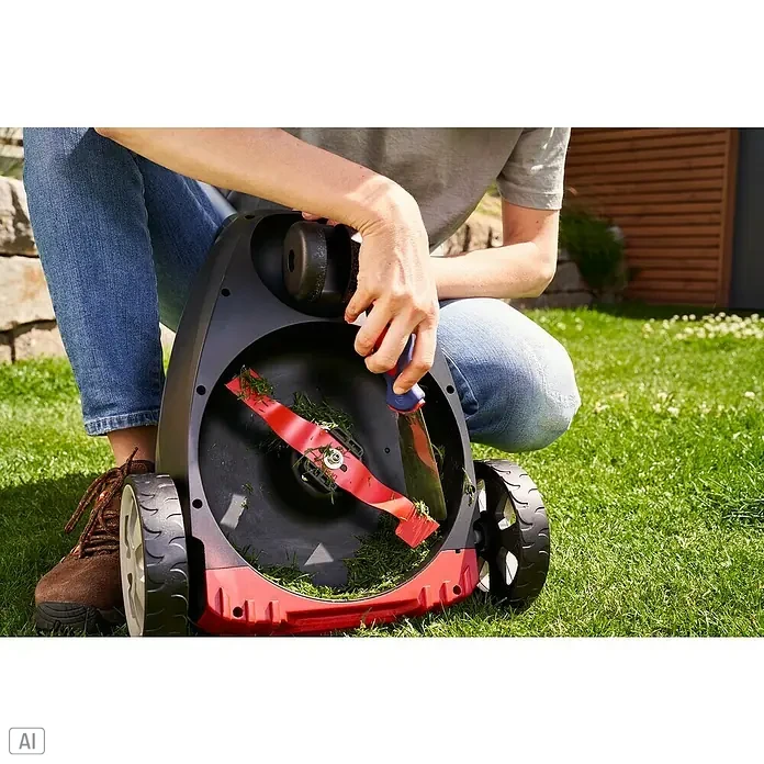 AL-KO Bosch Home & Garden Compatible Akku-Rasenmäher 22.4 LI Comfort - 18 V, 1 Akku, 2,5 Ah - Eine Person wartet einen Rasenmäher mit einer roten Klinge, während sie ein Messer benutzt, um das Gras zu entfernen.