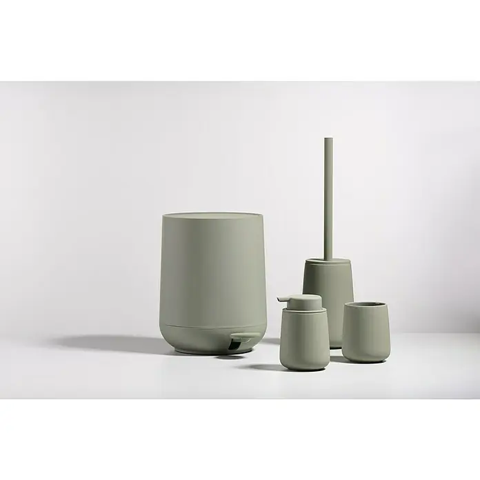 Zone Denmark Nova One Kosmetikeimer - 3 l, Kunststoff, Matcha Green - Olivefarbenes Badezimmerset mit Mülleimer, Seifenspender, Becher und Toilettenbürste für ein stilvolles Badezimmer.