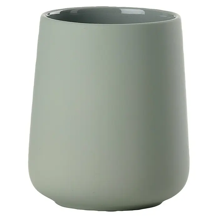 Zone Denmark Nova One Zahnputzbecher - Keramik, Matcha Green - Nahaufnahme eines stilvollen, mintgrünen Keramikbechers mit glatter Oberfläche und grauem Innenraum.