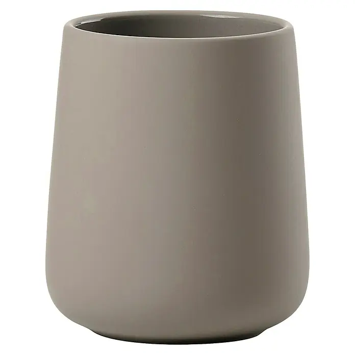 Zone Denmark Nova One Zahnputzbecher - Keramik, Taupe - Nahaufnahme eines eleganten, grauen Zahnputzbechers mit abgerundeten Kanten und einer glatten Oberfläche. Perfekt für jedes moderne Badezimmer.