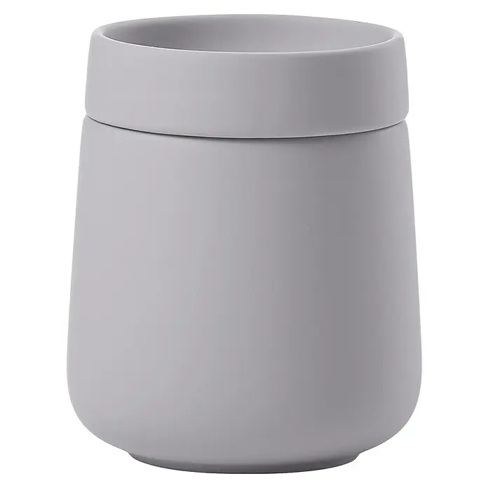 Zone Denmark Nova One Kosmetikdose - Steingut, Gull Grey - Nahaufnahme eines grauen, zylindrischen Keramikbehälters mit einem breiten Rand am oberen Ende, der ein minimalistisches Design aufweist.
