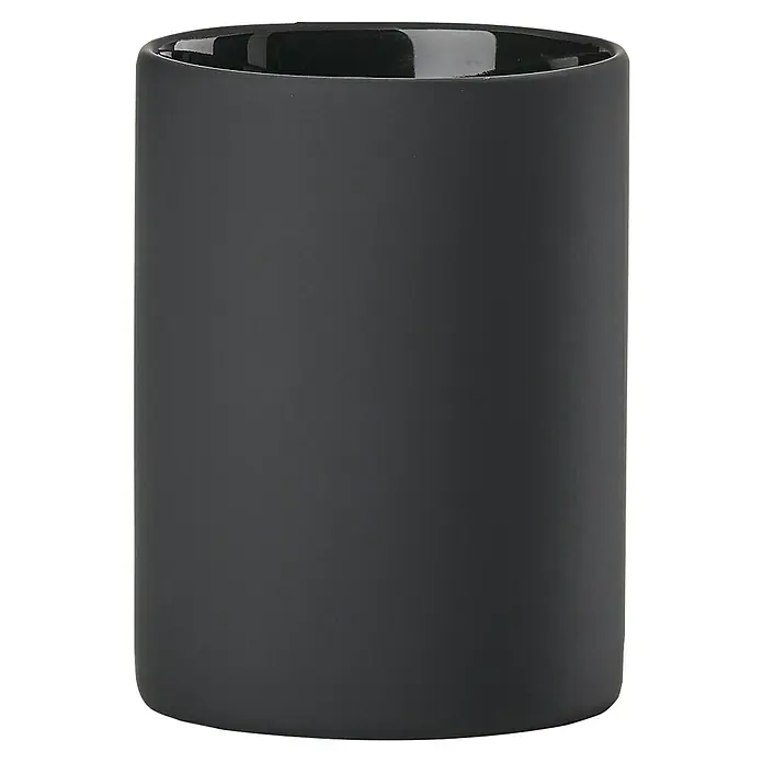 Zone Denmark Karma Zahnputzbecher - Keramik, Black - Detaillierte Aufnahme eines mattschwarzen, zylindrischen Keramikbechers, ideal für Büro oder Zuhause, robust und stilvoll.