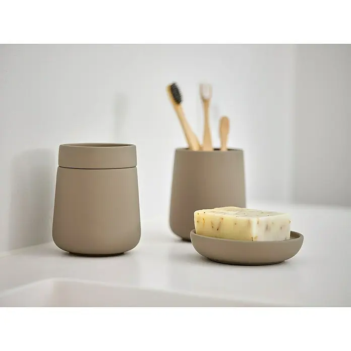 Zone Denmark Nova One Zahnputzbecher - Keramik, Taupe - Elegantes Badezimmer-Set in sanften Erdtönen, bestehend aus einem Seifenspender, einem Zahnputzbecher und einer Seifenschale mit duftender Seife.