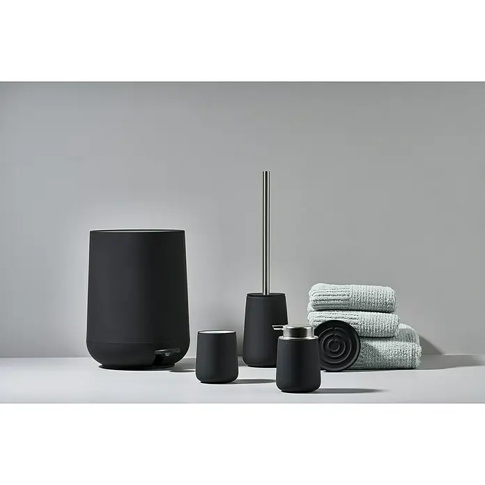 Zone Denmark Nova One Kosmetikeimer - 3 l, Kunststoff, Black - Bad-Accessoire-Set mit einem Mülleimer, einem Becher, einer Toilettenbürste, einem Seifenspender und Handtüchern in Grau.